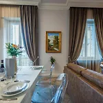 Plaza View Luxury Apartment, Apartament *