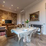 Apartament Plaza View Luxury Apartment, *