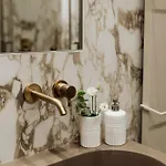 Plaza View Luxury Apartment, *